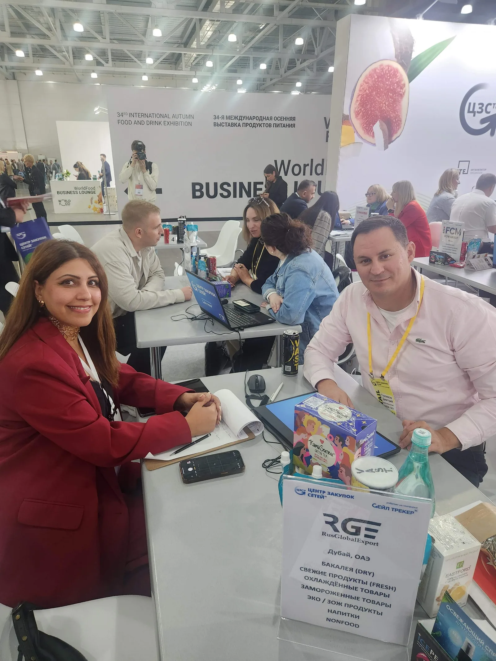 Два участника разговаривают за столом RusGlobalExport