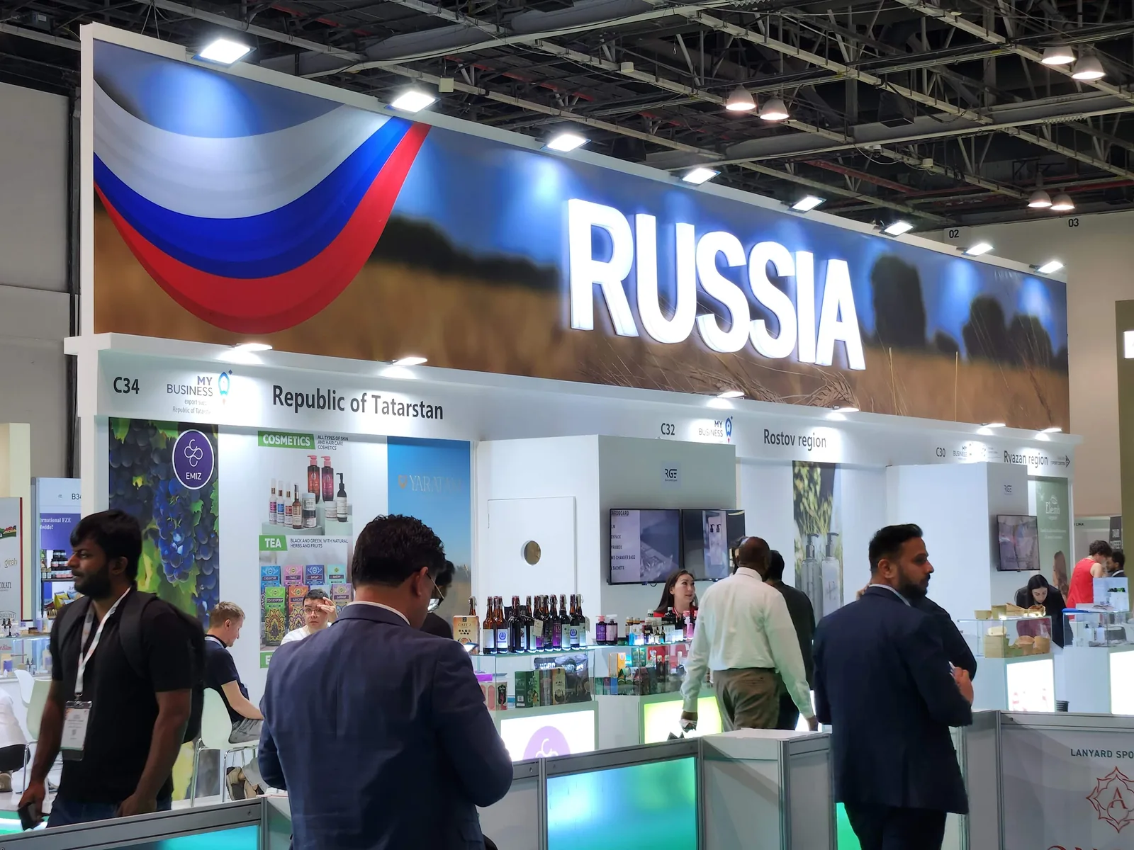 Коллективный павильон RUSSIA и работающие на стендах участники