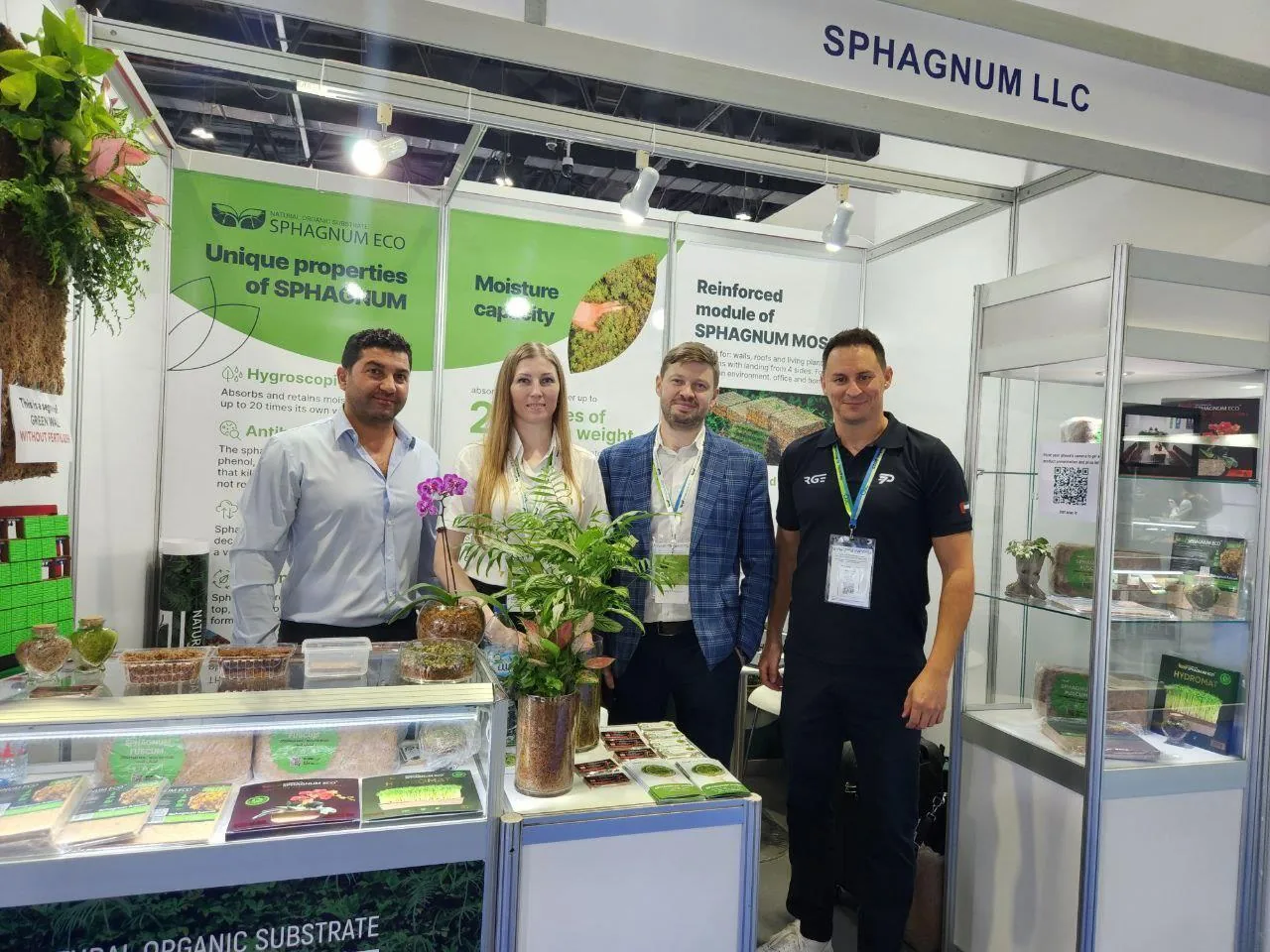Участники у стенда SPHAGNUM с образцами продукции